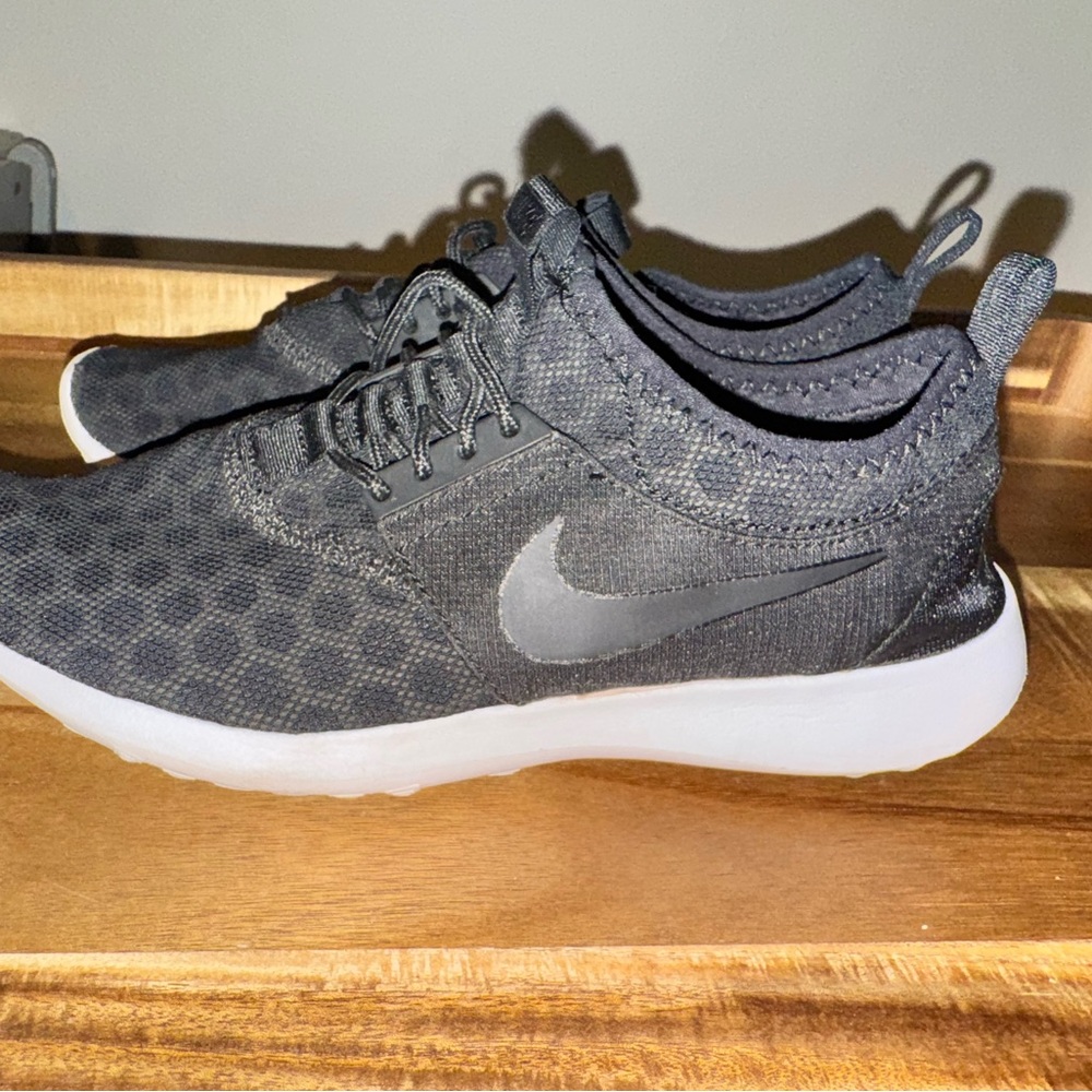 Women's size 8 super light Nikes